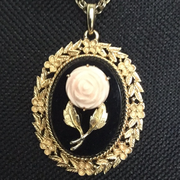 Avon Jewelry - Vtg.30”Gold Avon Necklace Serena Rose OnBlackFrame